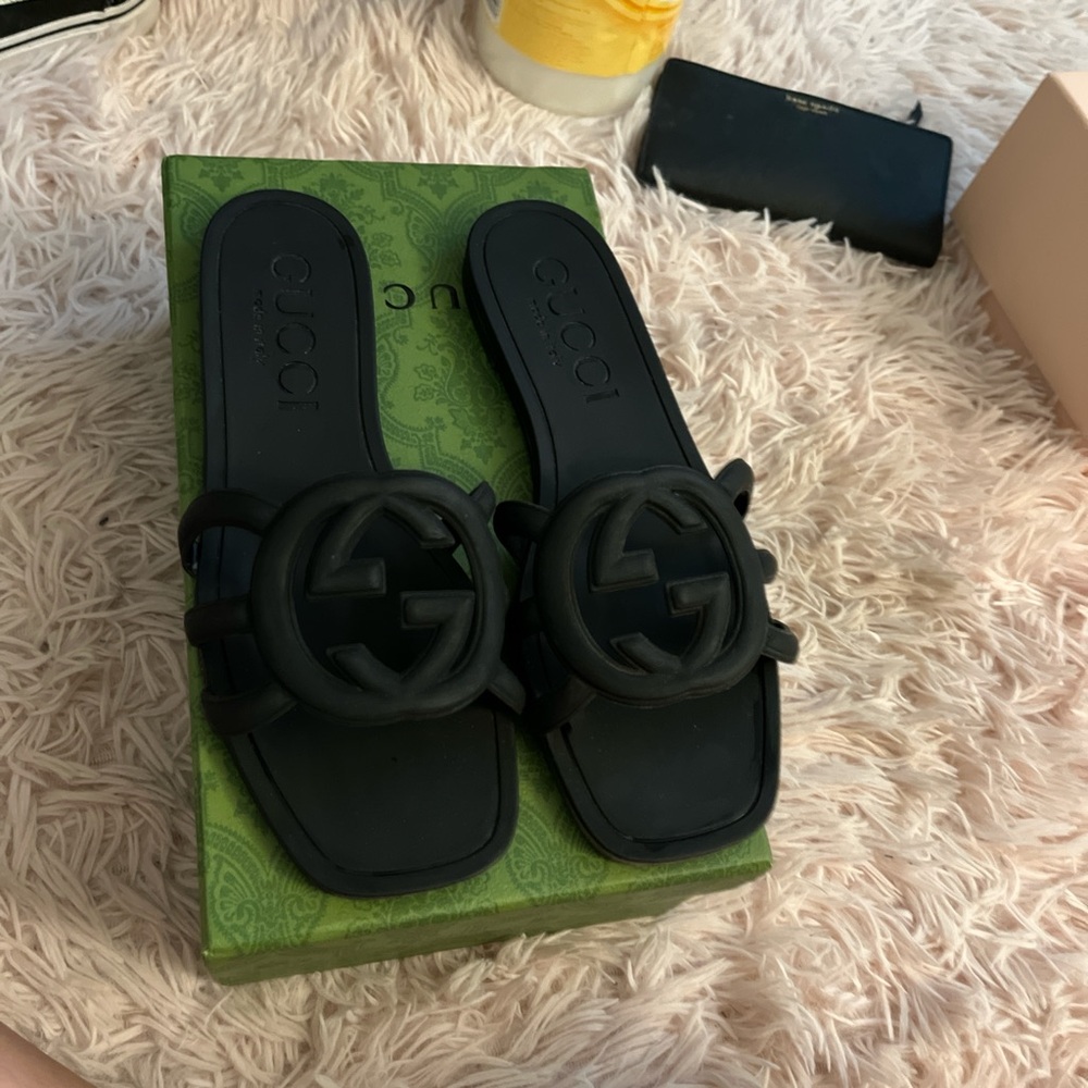 New interlocking G Slide Gucci